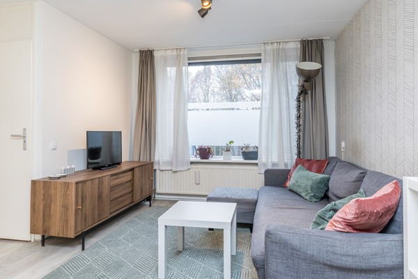 Foto - Te koop: Op goede, rustige en centrale locatie in Eikenderveld gelegen instapklare tussenwoning met 2 slaapkamers, berging op de begane grond en een dakterras. 